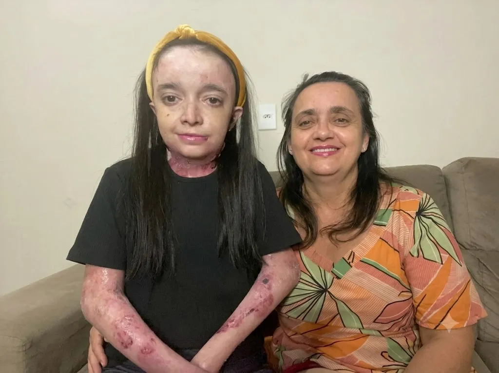 Adrielly ao lado da mãe, Marta Maria